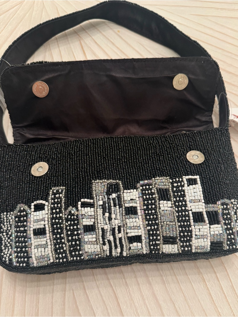 Rare Beaded Black New York Cityscape Handbag with Taxi & Apple Keychain - Picture 3 of 8